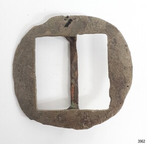 Square buckle, rounded corners, with a slight outwards point in the centre of two sides