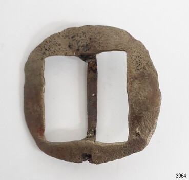 Square buckle, rounded corners, with a slight outwards point in the centre of two sides