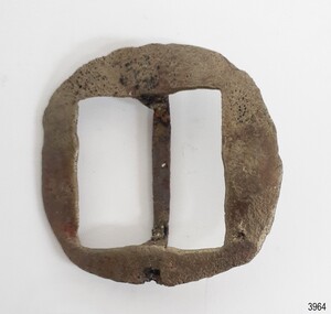 Square buckle, rounded corners, with a slight outwards point in the centre of two sides