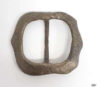 Square buckle, rounded corners, with a slight outwards point in the centre of two sides