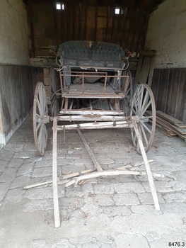 Carriage's shaft is stored below the carriage. Wooden wheels have iron rims.