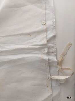 Sham with buttons, buttonholes and ties.
