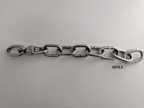Section of metal chain that attaches to horse harness