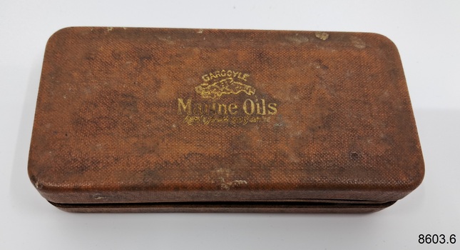Safety razor case (closed).