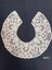Round lace collar with mainly flower motifs.