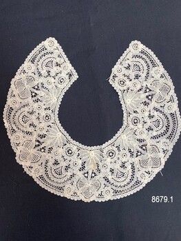 Round lace collar with mainly flower motifs.
