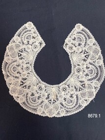 Round lace collar with mainly flower motifs.