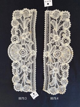 Pair of lace cuffs with flower and ribbon motifs. 