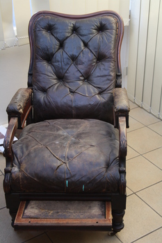 Armchair reclining mechanism activates the footrest