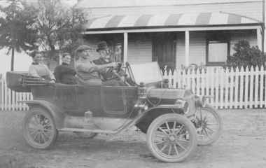 Members of the Wright family outside "Laura Villa" Smeaton