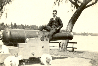 Photograph, Vernon Holt, Frank Wright on the Canon at View Point, Lake Wendouree, 3/2/1922
