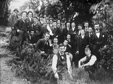 A class of boys and men in the Ballarat School of Mines Botanical Gardens