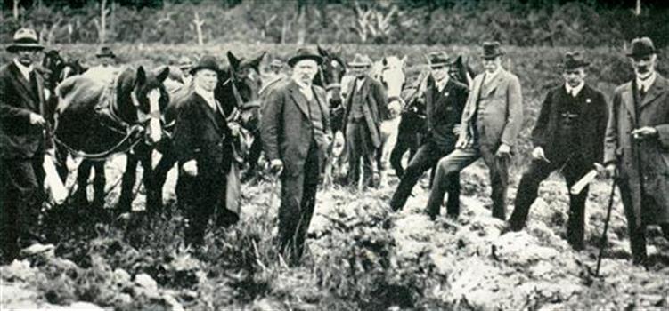 Eight men with horses