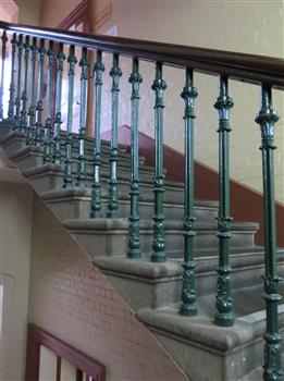Counterlevered staircase