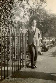 Photograph - black and white, Frank Wright at Hyde Park, London, Oct. 1933, 10/1933