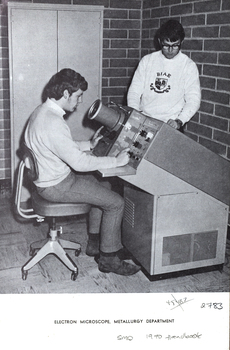Students at an electron microscope