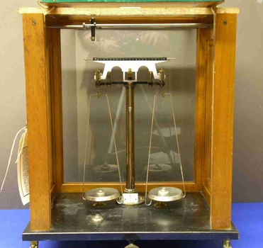 Beam balance i timber and glass box