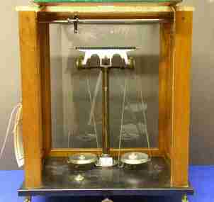 Beam balance i timber and glass box