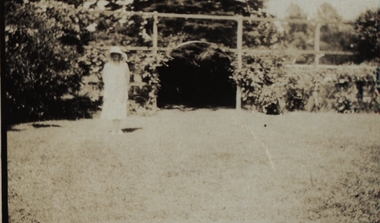 Photograph - Black and White, Chatham-Holmes Collection: Erskine House, Lorne?