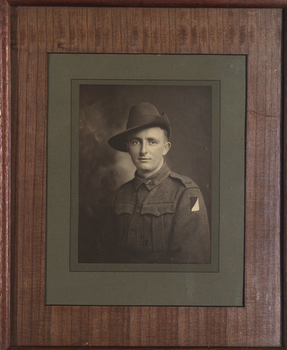 Australian soldier in uniform with slouch hat