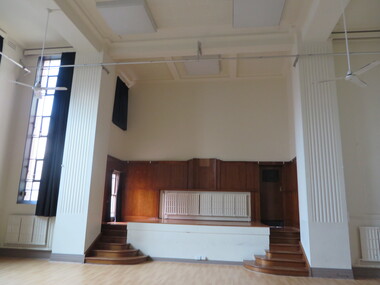 A platform for the judge