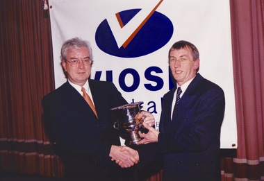 Photograph - Photograph -colour, VIOSH Australia Annual Dinner, July 1999: Presentation of Perpetual Trophy to Richard Benwell