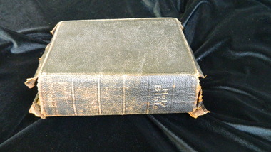 Book, Oxford University Press, The Holy Bible: containing the Old and New Testaments, c1896