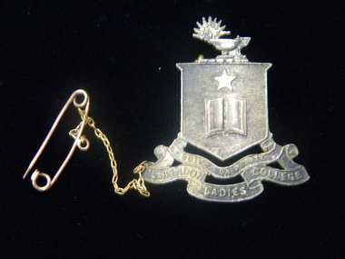 Badge, Clarendon Ladies College crested badge