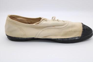 Left Shoes, Shoes for refueling planes