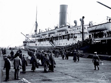 Photograph/, WW1 Nurses boarding HMAT A67 Orsova at Melbourne Pier on 12 Nov 1915
