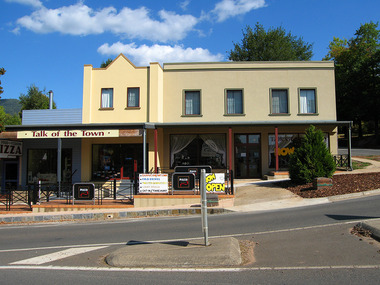 Shows a building along Murchison Street in Marysville in Victoria. This building was home to 'Talk of the Town' which was a restaurant which served pizzas and other light meals.