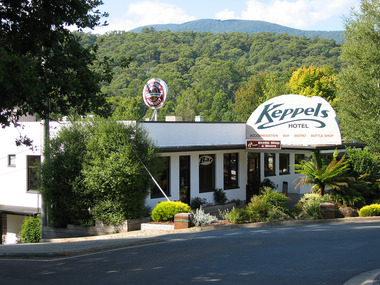 Shows the front view of the Keppels Hotel on Murchison Street in Marysville in Victoria.