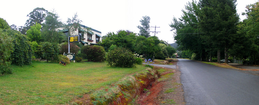 Shows the view looking up Darwin Street. In the left of the photograph is the sign for the Scenic Bed and Breakfast with the building set next door.