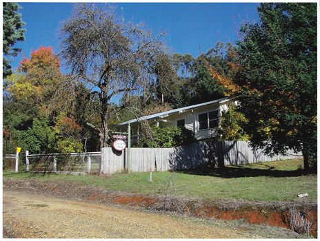 Shows Forester's Cottage at 44 Lyell Street in Marysville in Victoria.