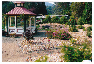 Shows the rotunda at the Marysville Patisserie in Marysville in Victoria. Shows the garden with a wooden cow in the garden.