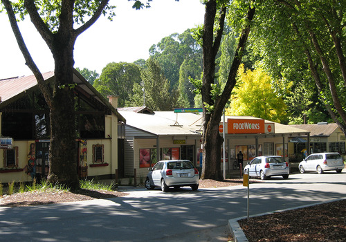 Shows a row of shops and a restaurant in Murchison Street in Marysville in Victoria. There is a foodworks, a newsagency and a restaurant.