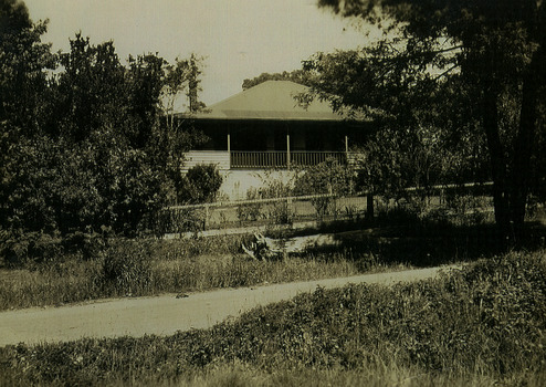 Shows the Wallace Family home in Marysville in Victoria. 