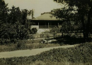 Shows the Wallace Family home in Marysville in Victoria. 
