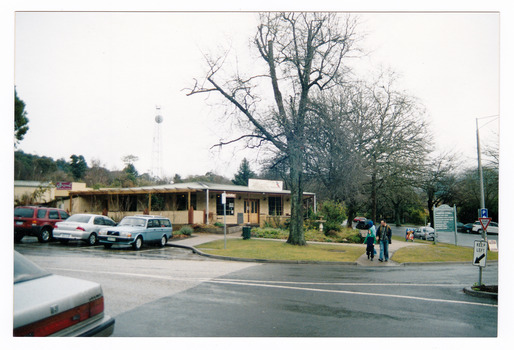 Shows the front facade of the Marysville Country Bakery in Victoria. 