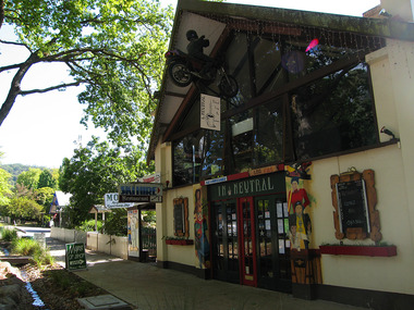Shows the In Neutral Restaurant and Cafe in Marysville in Victoria. Show the view looking up Murchison Street.