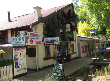 Shows a colour photograph of the entrance way to MOPS-Marysville Opportunity Shop.