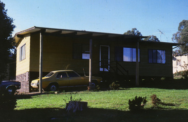Shows one of the cottages at Amber View Cottages in Marysville. Shows a weatherboard building with a carport out the front.