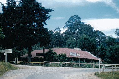 A colour photograph of the Crossways Cabaret in Marysville.