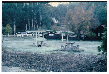 A colour photograph of The Crossways Motel in Marysville taken in the 1980s.