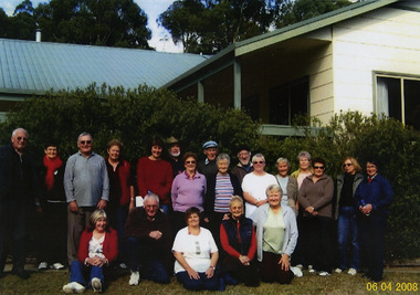 A colour photograph of the Cobaw walking group whilst on their visit to the E.S.A. Camping and Conference Centre in Marysville.