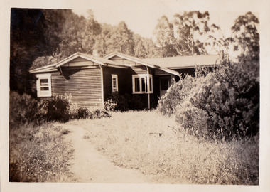 A black and white photograph of one of the accommodation flats at the Fruit Salad Farm in Marysville taken in 1949.