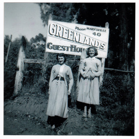 A copy of a black and white photograph of the sign at Greenlands guest house in Marysville that was taken in 1949.