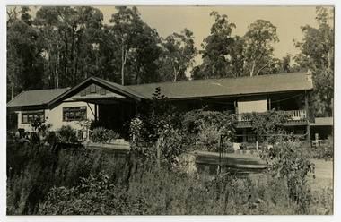 A black and white photograph of Mount Kitchener House in Marysville that was taken in 1933.