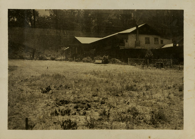 A black and white photograph of Mount Kitchener House in Marysville that was taken in 1933.