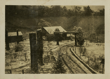 A black and white photograph of the bachelor's quarters log cabin at Mount Kitchener House in Marysville that was taken in 1933.